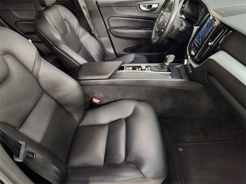 Used 2020 Volvo XC60 T5 Momentum w/ Protection Package Premier image 3