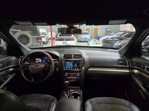 Used 2018 Ford Explorer XLT w/ Equipment Group 202A FWD image 27
