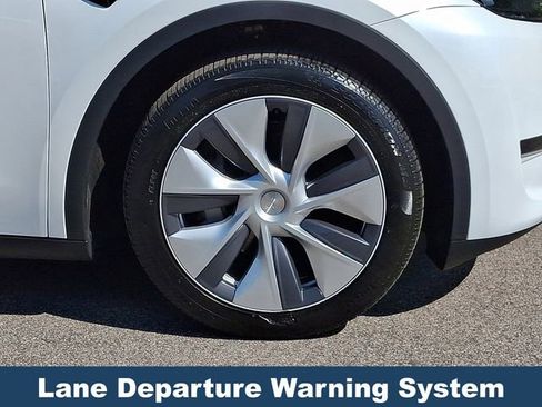 Used 2024 Tesla Model Y Long Range AWD/4WD image 10