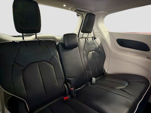 Used 2023 Chrysler Pacifica Limited image 30