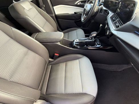 Used 2025 Chevrolet Trax LT w/ LT Convenience Package FWD image 23