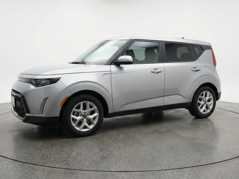 Used 2025 Kia Soul LX w/ LX Technology Package image 3