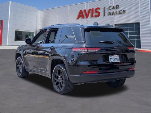 Used 2025 Jeep Grand Cherokee Altitude AWD/4WD image 9