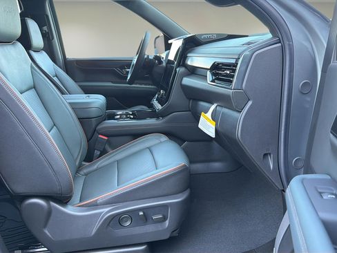 Used 2026 GMC Yukon XL AT4 w/ Premium Trailering Package AWD/4WD image 9