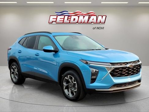 Used 2025 Chevrolet Trax LT w/ Sunroof Package FWD image 8