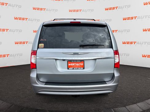 Used 2015 Chrysler Town & Country Touring image 4