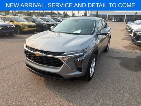 Used 2024 Chevrolet Trax LS w/ LS Convenience Package FWD image 13