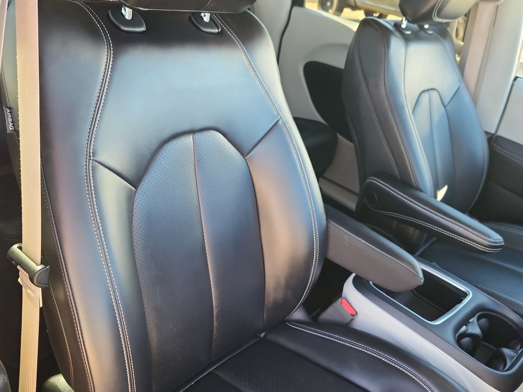 Used 2023 Chrysler Pacifica Touring-L FWD image 15