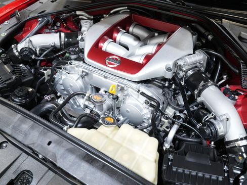 Used 2013 Nissan GT-R Premium image 45