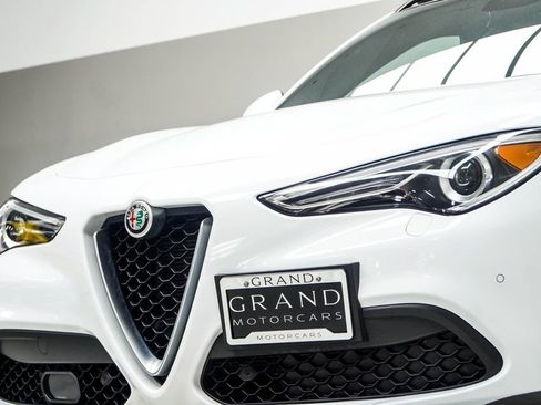 Used 2023 Alfa Romeo Stelvio Ti image 2