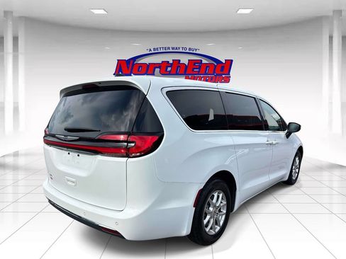 Used 2023 Chrysler Pacifica Touring-L FWD image 3
