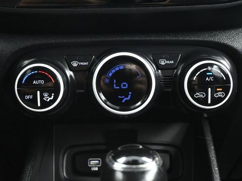 Used 2023 Hyundai Venue Limited w/ Cargo Package image 11