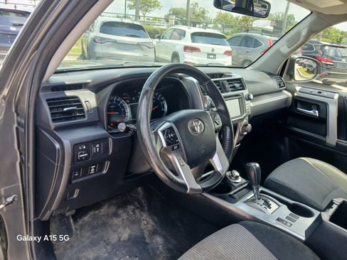 Used 2017 Toyota 4Runner SR5 AWD/4WD image 4