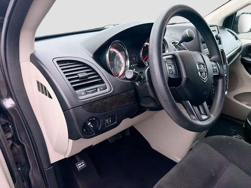 Used 2017 Dodge Grand Caravan SE image 9