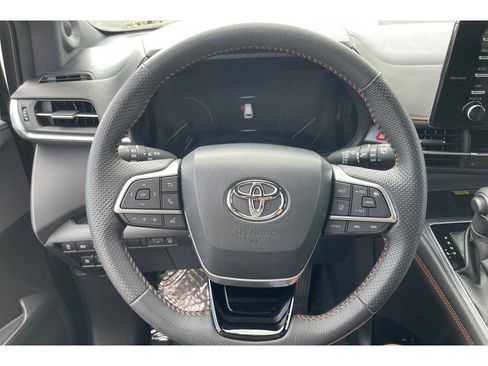 Used 2022 Toyota Sienna XSE image 35