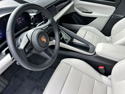 Used 2025 Porsche Macan Electric image 4