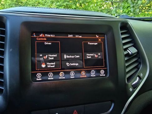 Used 2019 Jeep Cherokee Latitude Plus AWD/4WD image 30