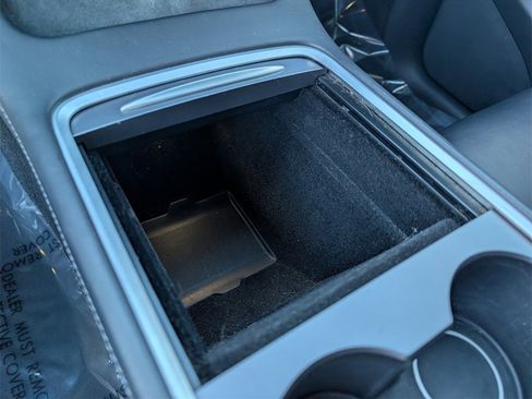 Used 2022 Tesla Model Y Long Range image 31