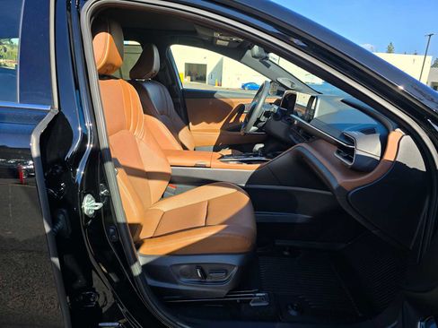 Used 2025 Toyota Crown Signia w/ Advanced Technology Package image 11