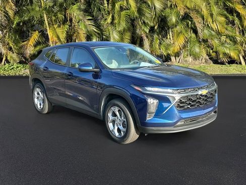 Used 2024 Chevrolet Trax LS w/ LS Convenience Package image 4