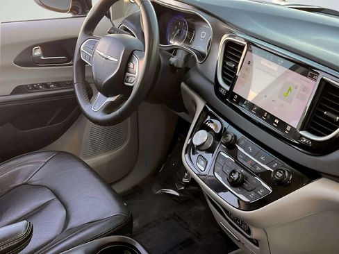 Used 2022 Chrysler Pacifica Touring-L FWD image 8