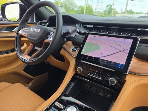 New 2025 Jeep Grand Cherokee Summit image 9