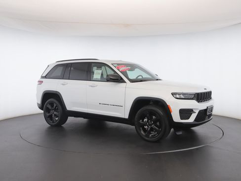 Used 2023 Jeep Grand Cherokee Altitude image 34