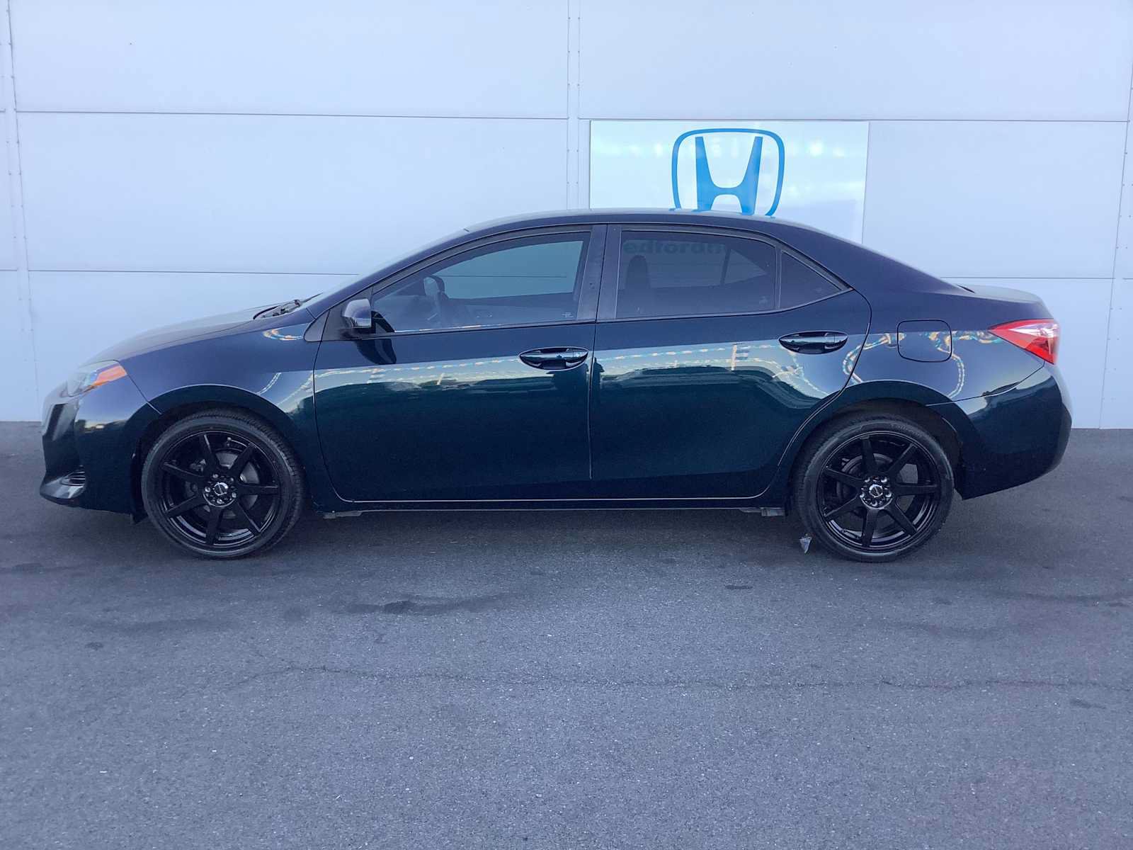 Used 2018 Toyota Corolla LE FWD image 2