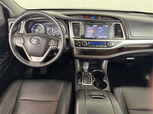 Used 2018 Toyota Highlander XLE image 5