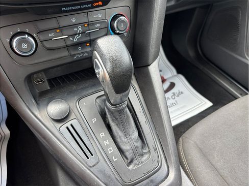 Used 2018 Ford Focus SE w/ SE Appearance Package FWD image 25