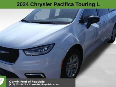 Used 2024 Chrysler Pacifica Touring-L