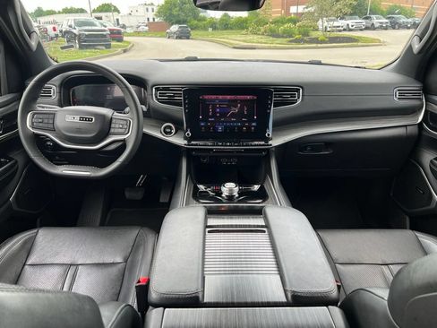 Used 2024 Jeep Wagoneer L Series II w/ Flexible Seating Group AWD/4WD image 5