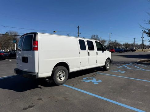 Used 2017 Chevrolet Express 2500 Extended image 6
