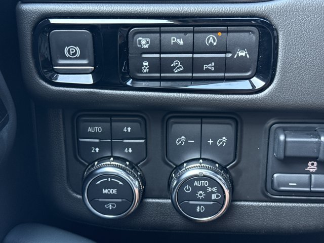 Used 2025 GMC Yukon XL AT4 w/ AT4 Premium Plus Package AWD/4WD image 28