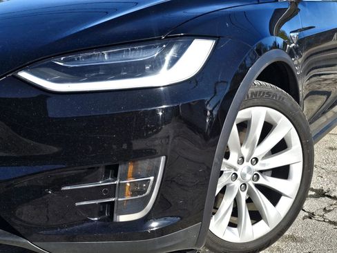 Used 2018 Tesla Model X 75D image 3