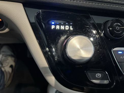 Used 2023 Chrysler Pacifica Touring-L w/ Uconnect Theater Family Group AWD/4WD image 15