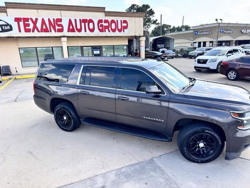 Used 2018 Chevrolet Suburban LT RWD image 3