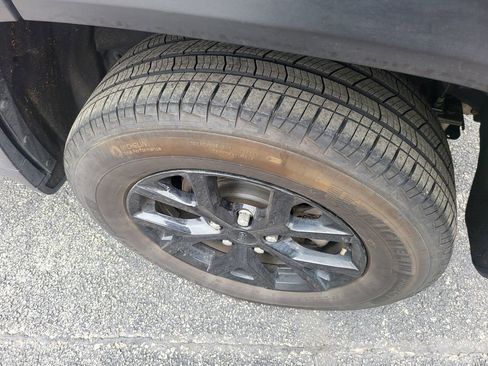 Used 2025 Jeep Grand Cherokee Altitude image 6