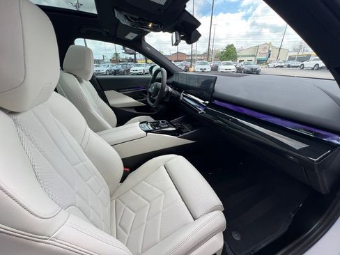 Used 2024 BMW i5 eDrive40i w/ Convenience Package image 29