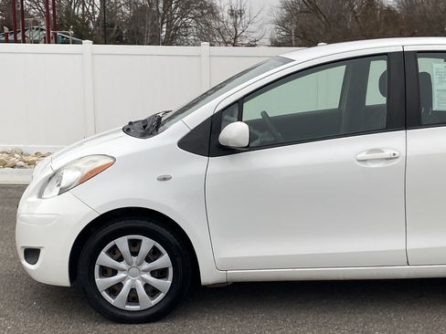Used 2009 Toyota Yaris 4-Door Hatchback image 2