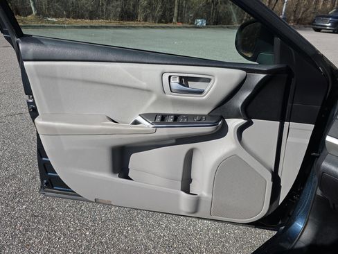 Used 2017 Toyota Camry SE image 25