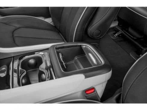 Used 2023 Chrysler Pacifica Touring-L image 17