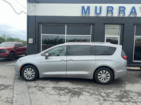 Used 2018 Chrysler Pacifica Touring-L Plus FWD image 2