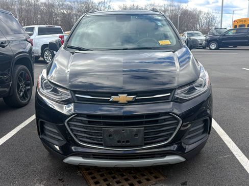 Certified 2022 Chevrolet Trax LT w/ LT Convenience Package image 2