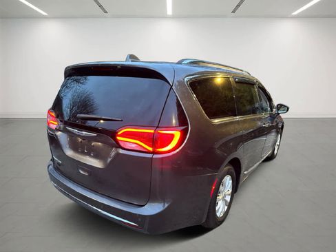 Used 2019 Chrysler Pacifica Touring-L image 6