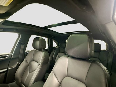 Certified 2025 Porsche Macan AWD/4WD image 22