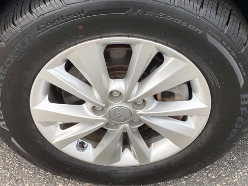 Used 2017 Kia Sedona LX image 26