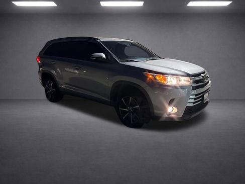 Used 2017 Toyota Highlander XLE w/ Carpet Mat Package FWD image 12