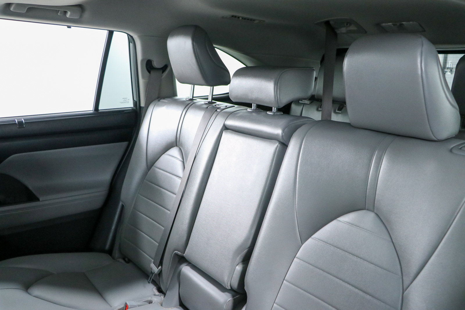 Used 2022 Toyota Highlander XLE FWD image 25