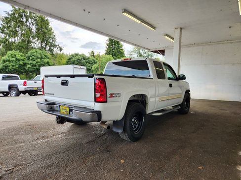 Used 2006 Chevrolet Silverado 1500 LT w/ Onstar Plus Package AWD/4WD image 3
